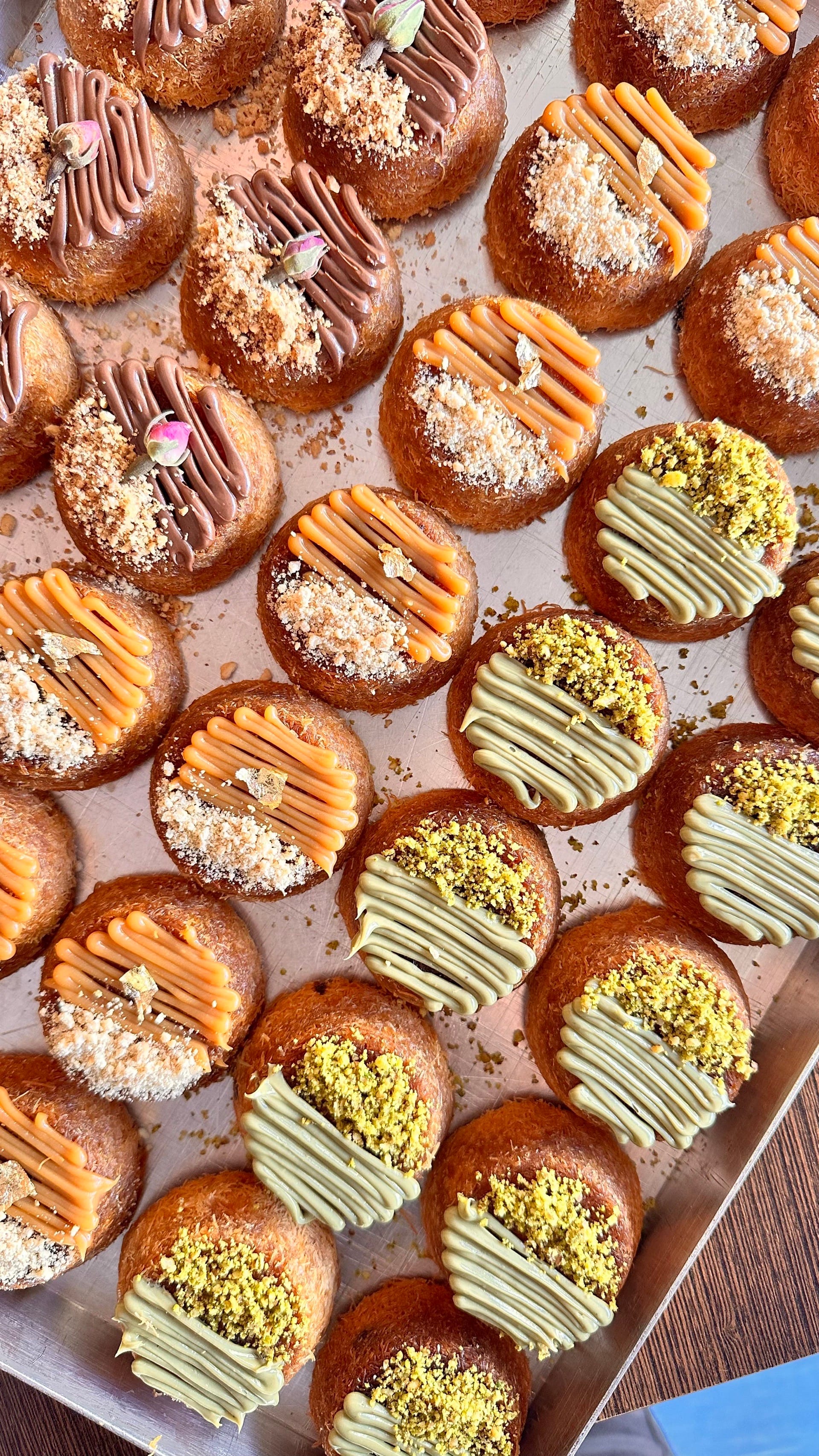 Gros plan sur la texture filante du fromage chaud à l'intérieur d'un kunafa fraîchement préparé.