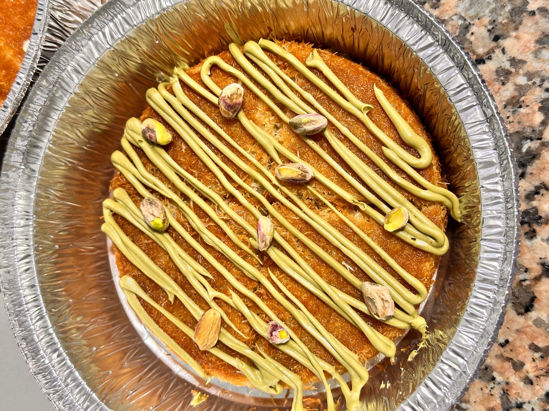 Un kunafa signature de Kunafita, sublimé par des éclats de pistaches et une feuille de menthe.