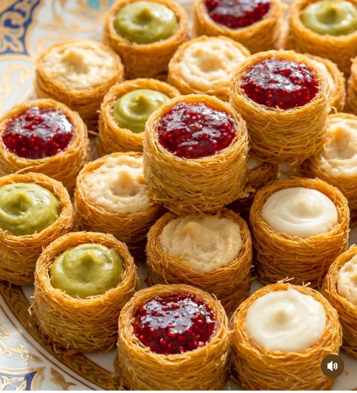 Le kunafa Tanger par excellence, servi chaud et fumant, invitant à la dégustation immédiate.