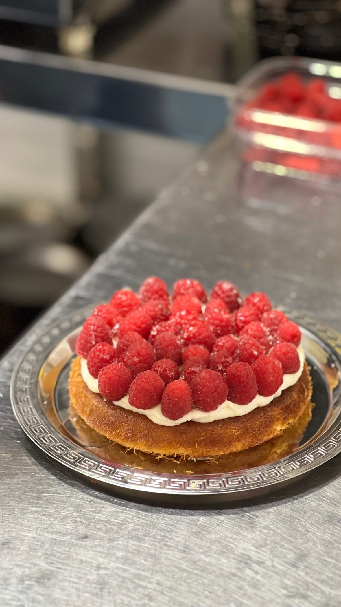 Intérieur chaleureux du café Kunafita, ambiance accueillante avec des tables et des décorations rappelant la tradition.