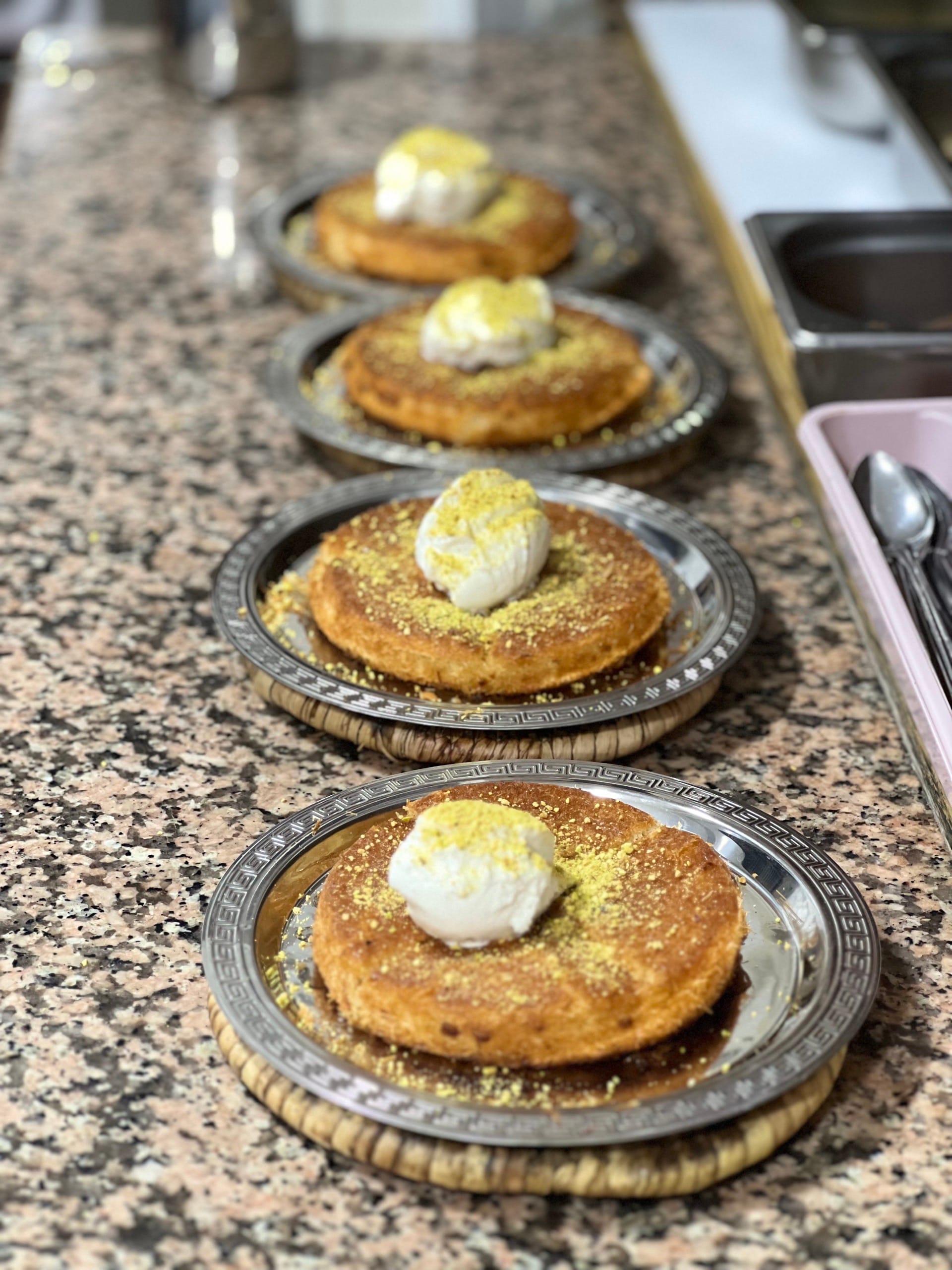 Intérieur chaleureux du café Kunafita, ambiance accueillante avec des tables et des décorations rappelant la tradition.